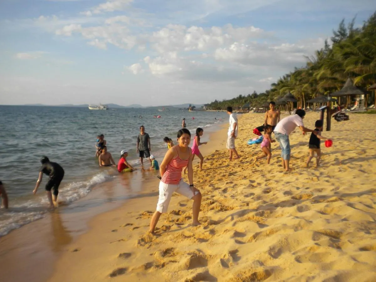 Caroline Beach וונג טאו